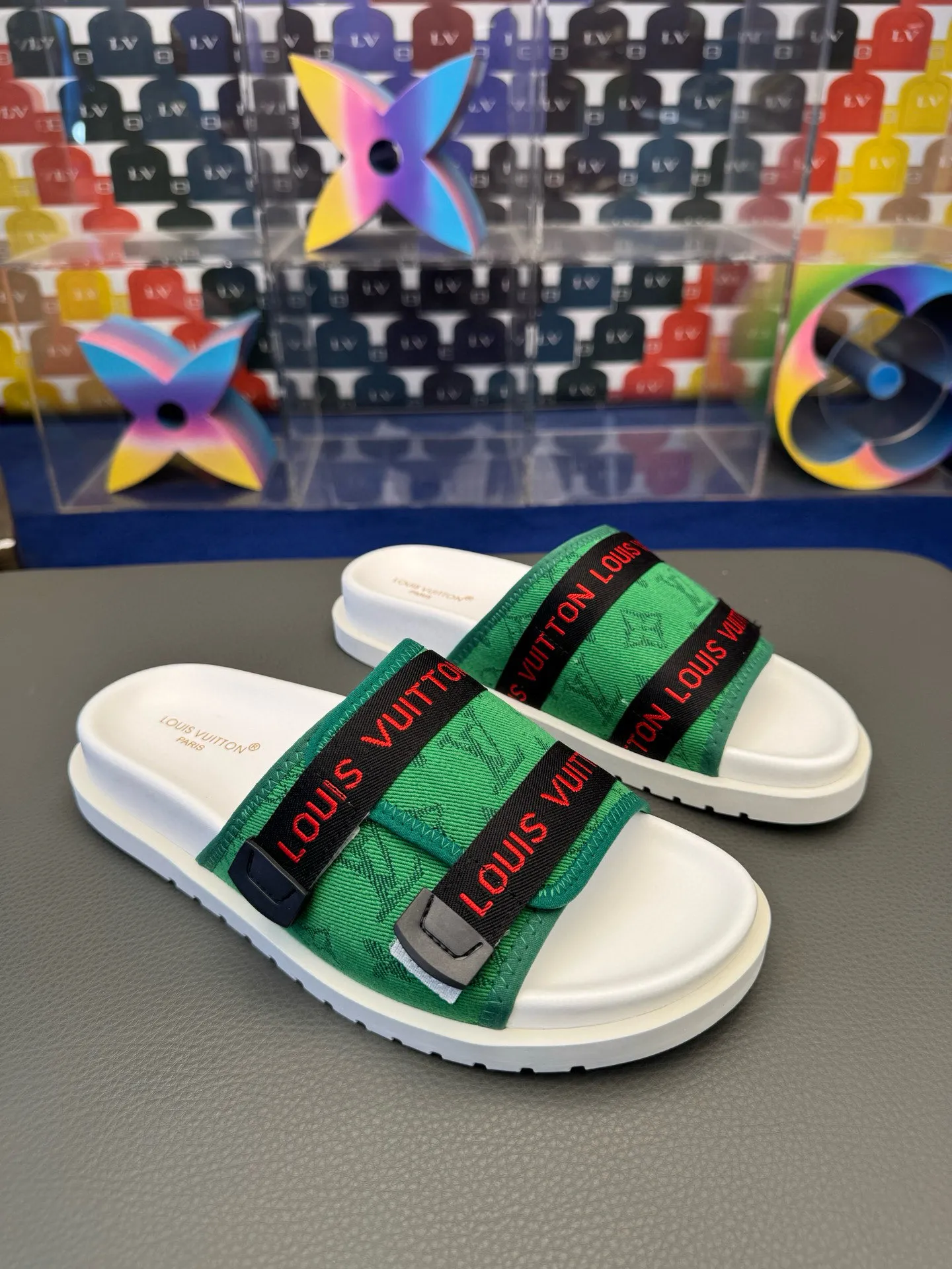 [L Home] P: 340💰Size: 38-45 Top purchasing lv men's summer slippers, classic presbyopia with soft real leather lining, unique color splicing effect, distinctive personality, fashionable and trendy essential style, light and comfortable. Lightweight and tough rubber insole, micro ridged foam outsole, super comfortable!